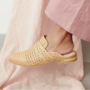 Freda Salvador Keen Mule in Natural Woven Calf size 11